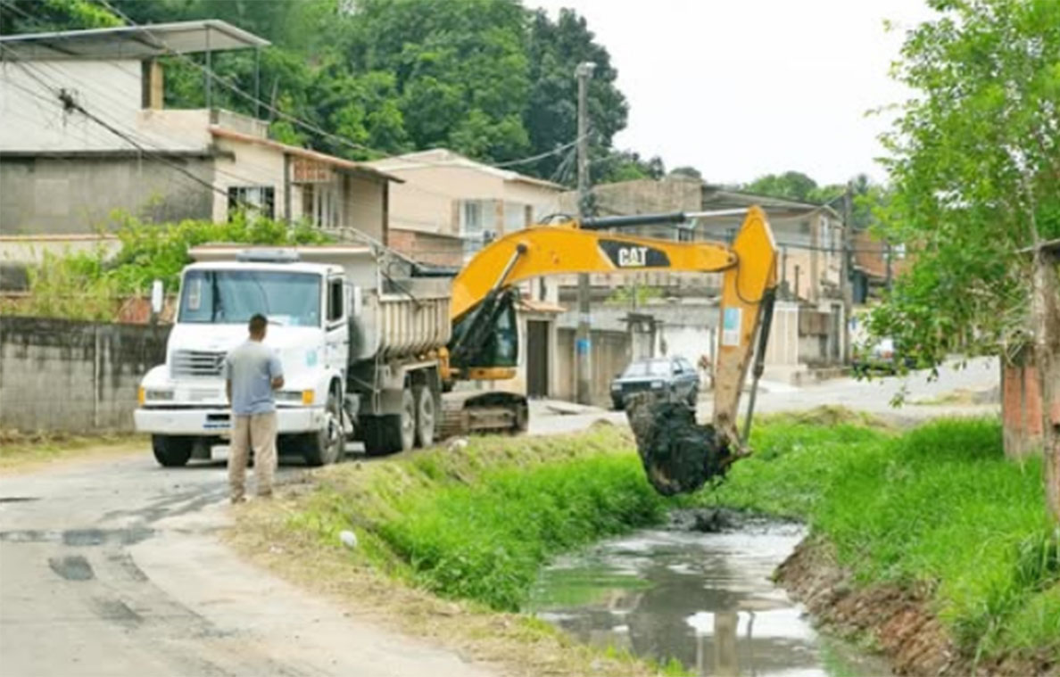 Itaguaí: Prefeitura realiza limpeza no canal do Viana no Engenho - baixadanaweb