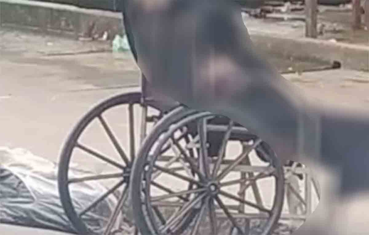 Homem carrega corpo da mãe morta em cadeira de rodas no Campinho